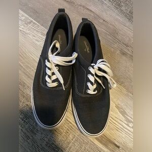 Black universal thread Sz 8 sneaker